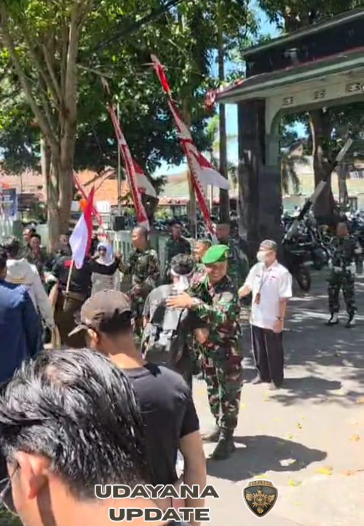 TNI Kawal Aksi Cipayung Plus di Lotim, Demo Berlangsung Damai