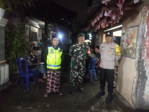 Wujudkan Kondusifitas, Babinsa dan Bhabinkamtibmas Kawal Peringatan Maulid Nabi di Bedulu