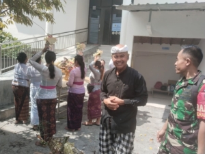 Babinsa Sampalan Kelod Hadiri Upacara Pecaruan SPPG Sarining Mertha Dewata