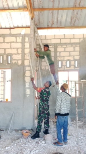 Bakti Sosial Babinsa Rote Ndao, Perkuat Tradisi Gotong Royong Masyarakat Desa Suelain