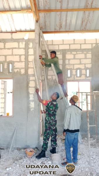 Bakti Sosial Babinsa Rote Ndao, Perkuat Tradisi Gotong Royong Masyarakat Desa Suelain