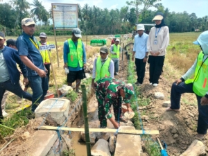 Babinsa Serka Masykur Aktif Dukung Pembangunan Irigasi di Desa Melayu Kecamatan Lambu