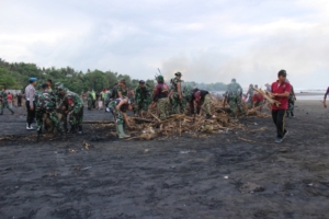 Kodim Tabanan Perkuat Kemanunggalan TNI-Rakyat Lewat Bakti Teritorial di Pantai Kelating