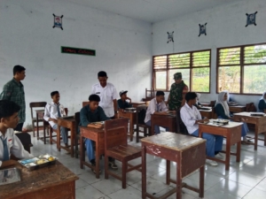 Babinsa Hadir di Tengah Masyarakat, Bantu Penyaluran BGN di Kecamatan Woja