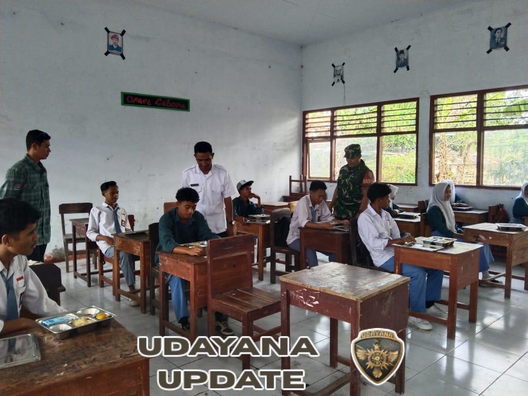 Babinsa Hadir di Tengah Masyarakat, Bantu Penyaluran BGN di Kecamatan Woja