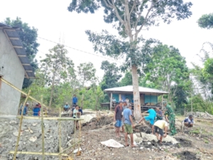 Babinsa Lewa Aktif Dampingi Warga dalam Pembuatan Pondasi Teras Gereja