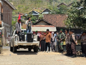 Massa Aksi Sekitar 10 Orang Tuntut Plt. Camat Monta Mundur di Himbau TNI Jangan Anarkis