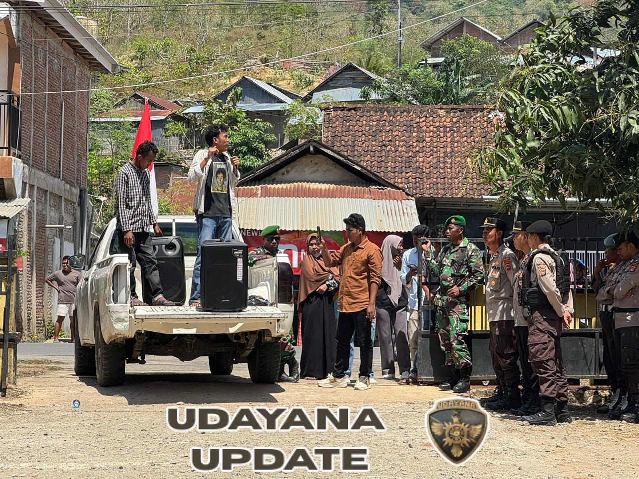 Massa Aksi Sekitar 10 Orang Tuntut Plt. Camat Monta Mundur di Himbau TNI Jangan Anarkis