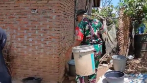 Wujud Nyata Kepedulian TNI Antar Air untuk Warga Desaa