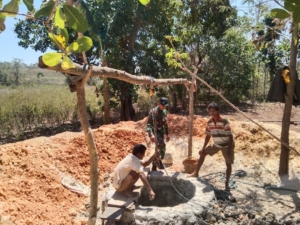 Sertu I Gusti Kade Arta Dampingi Warga Gali Sumur di Wanukaka