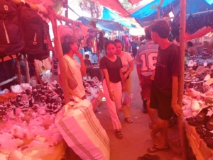 Komsos Babinsa Koramil 1602-04/Maurole, Wujudkan Pasar Aman dan Bersih