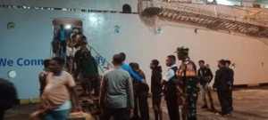 Babinsa Kodim 1602/Ende Kawal Kedatangan KM Lawit di Pelabuhan IPPI Ende