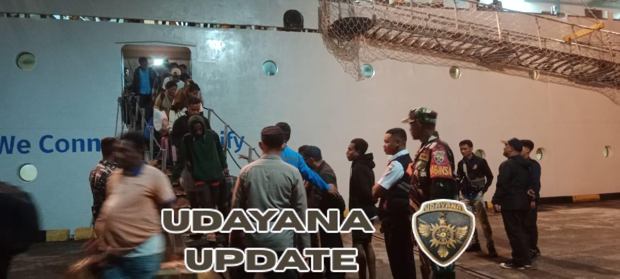 Babinsa Kodim 1602/Ende Kawal Kedatangan KM Lawit di Pelabuhan IPPI Ende