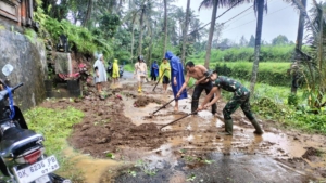 Babinsa Desa Bunutin Tanggap Darurat, Evakuasi Longsor Bersama Warga Normalisasi Jalan Desa