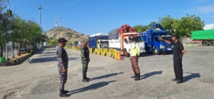 Sertu Abdurahman Laksanakan PAM, Pastikan Situasi Pelabuhan Poto Tano Aman dan Lancar