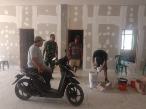 Dukung Program Pembangunan, Babinsa Air Suning Pantau Renovasi Kantor SPPG dan Dapur MBG