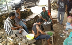 Komsos Babinsa Koramil 1627-01/Ba’a di Desa Loman Berlangsung Aman dan Penuh Keakraban
