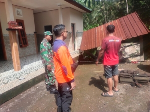 Tembok Penyengker Dan Tandon Air Roboh, Babinsa Gunaksa Bersama BPBD Terjun Cek Lokasi