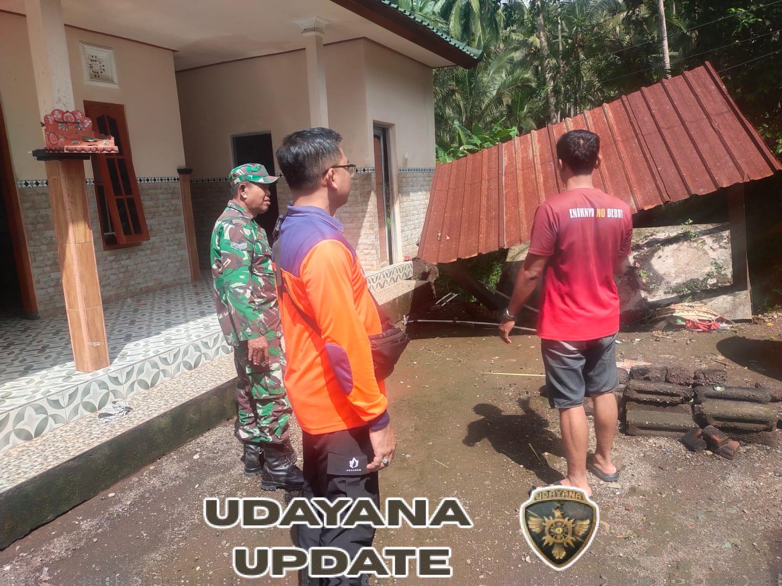 Tembok Penyengker Dan Tandon Air Roboh, Babinsa Gunaksa Bersama BPBD Terjun Cek Lokasi