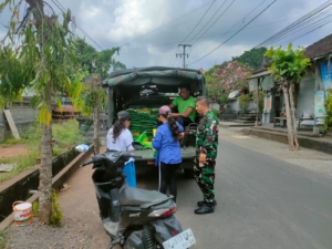 Gerakan Pangan Murah, Kodim Tabanan dan Bulog Distribusikan Beras SPHP ke Warga Tegal Jadi