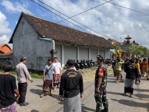 Sinergi Babinsa, Pecalang dan Aparat Desa Wujudkan Kelancaran Upacara Adat di Saba