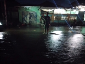 ‎Banjir Irigasi di Pringgabaya, TNI dan Warga Gotong Royong Bersihkan Jalan Raya