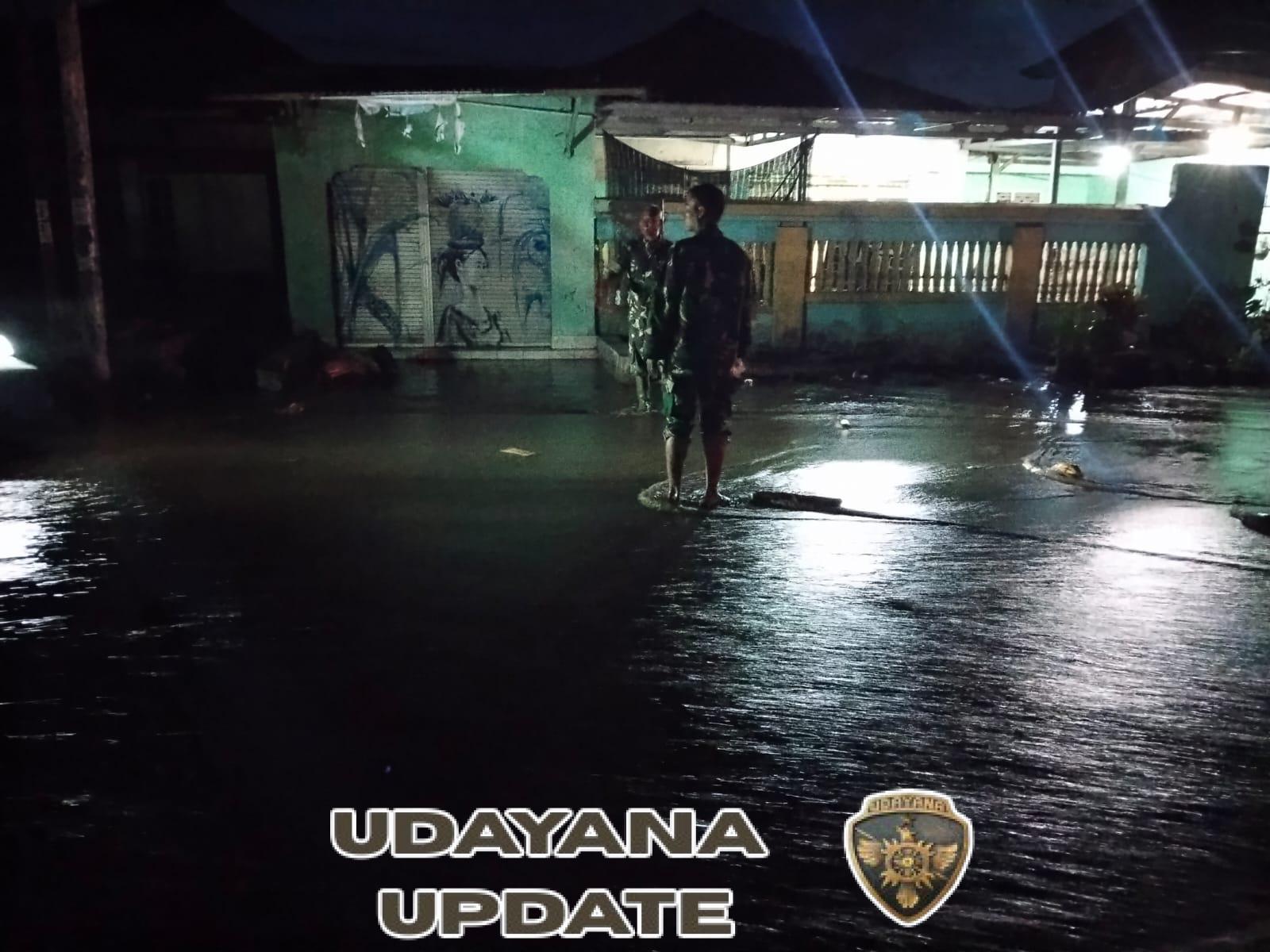 Banjir Irigasi di Pringgabaya, TNI dan Warga Gotong Royong Bersihkan Jalan Raya