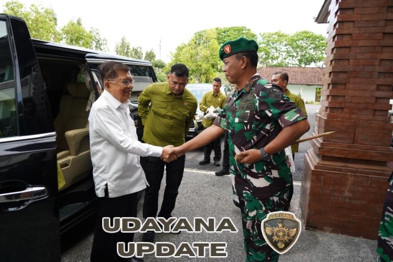 Danrem 163/Wira Satya dan Persit Sambut Kehadiran Jusuf Kalla di Makorem 163/Wira Satya