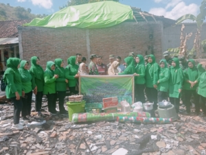 TNI dan Persit Ranting 7 Wawo Gotong Royong Bersihkan Puing Rumah Terbakar
