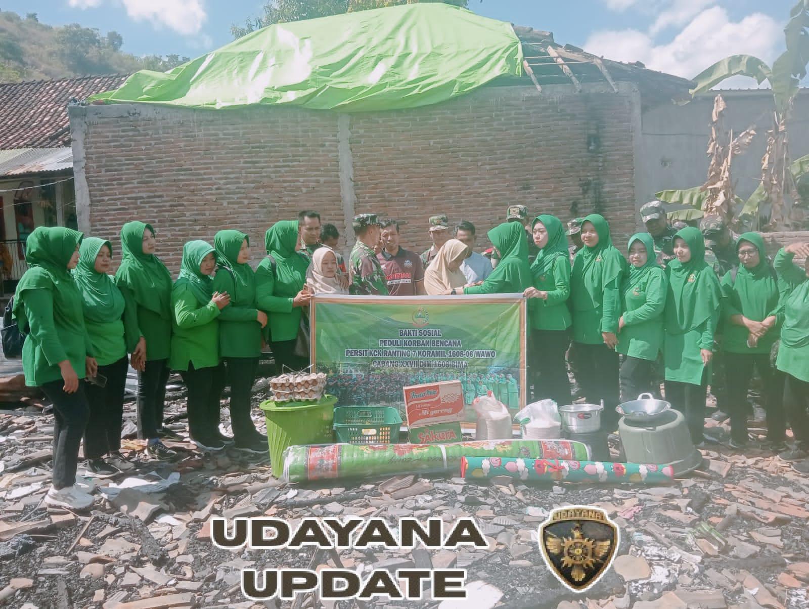 TNI dan Persit Ranting 7 Wawo Gotong Royong Bersihkan Puing Rumah Terbakar