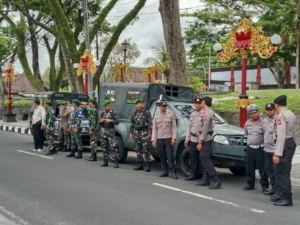 Patroli gabungan Kodim 1623/Karangasem bersama kepolisian dan Satpol PP dalam rangka menjaga stabilitas keamanan di wilayah.