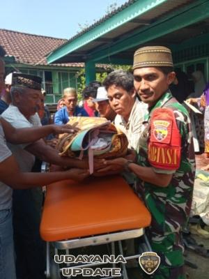 Wujud Kepedulian, Babinsa Dampingi Warga di Tengah Suasana Duka