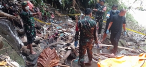 Korban Banjir Ditemukan di Sungai Perbatasan Abianbase–Kekeran, Kodim Tabanan Turut Lakukan Evakuasi