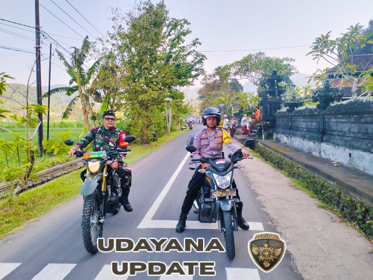 Hadir Dalam Upacara Keagamaan, Serda Anom Amankan Nganyud Rangkaian Upacara Ngaben Massal