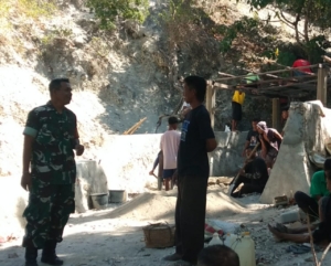 TNI dan Rakyat Bersatu, Babinsa Serda Roni Riberu Pererat Hubungan di Wilayah Binaan