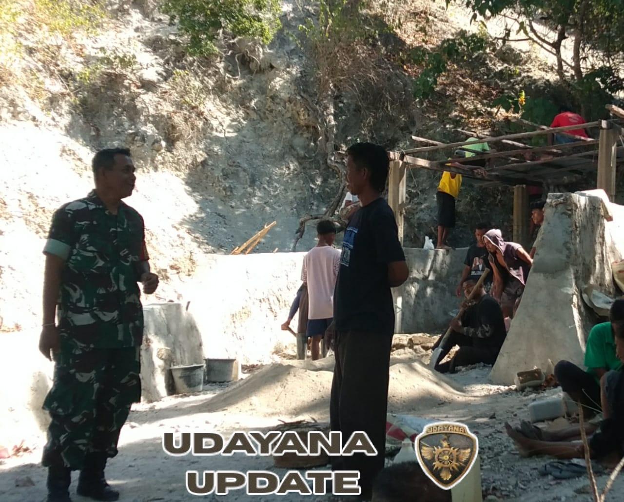 TNI dan Rakyat Bersatu, Babinsa Serda Roni Riberu Pererat Hubungan di Wilayah Binaan