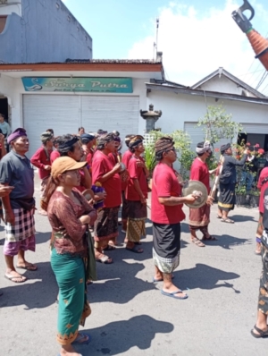 Babinsa 1623-07/Bebandem bersama Bhabinkamtibmas amankan upacara Ngaben.