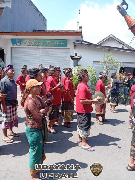 Babinsa 1623-07/Bebandem bersama Bhabinkamtibmas amankan upacara Ngaben.