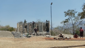 Gotong Royong Satgas Pamtas dan Warga Desa A: Pembangunan MCK untuk Hidup Sehat