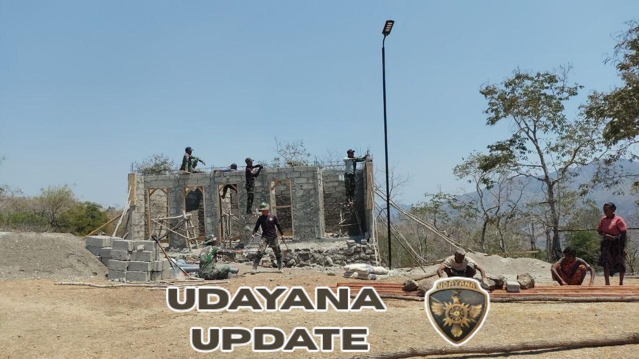 Gotong Royong Satgas Pamtas dan Warga Desa A: Pembangunan MCK untuk Hidup Sehat