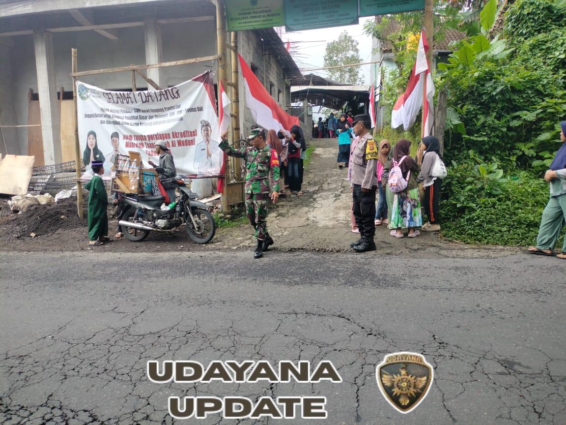 Dukung kelancaran kegiatan jalan santai rangkaian peringatan Maulid Nabi Muhammad S.A.W, Babinsa 1623-04/Sidemen laksanakan pengamanan.