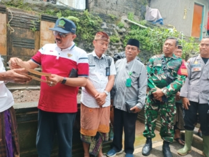 Wujud Kepedulian, Babinsa dan Bhabinkamtibmas Hadiri Rumah Duka di Banjar Lebih Duur Kaja