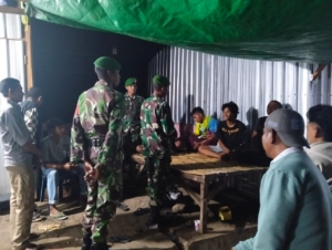 Patroli Siskamling di Desa Melayu, Babinsa Serka Maskur Tekankan Lawan Miras dan Narkoba