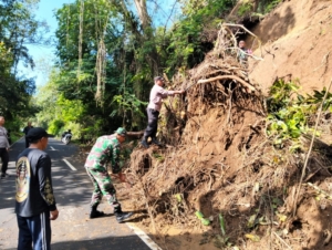 Personel Koramil dan Polsek Baturiti Gotong Royong Bersihkan Badan Jalan  Yang Tertutup Longsor