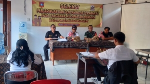 Babinsa Desa Tenganan kawal seleksi calon Perangkat Desa.