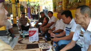 Wujud Kedekatan, Babinsa dan Bhabinkamtibmas Dukung Acara Pernikahan Warga