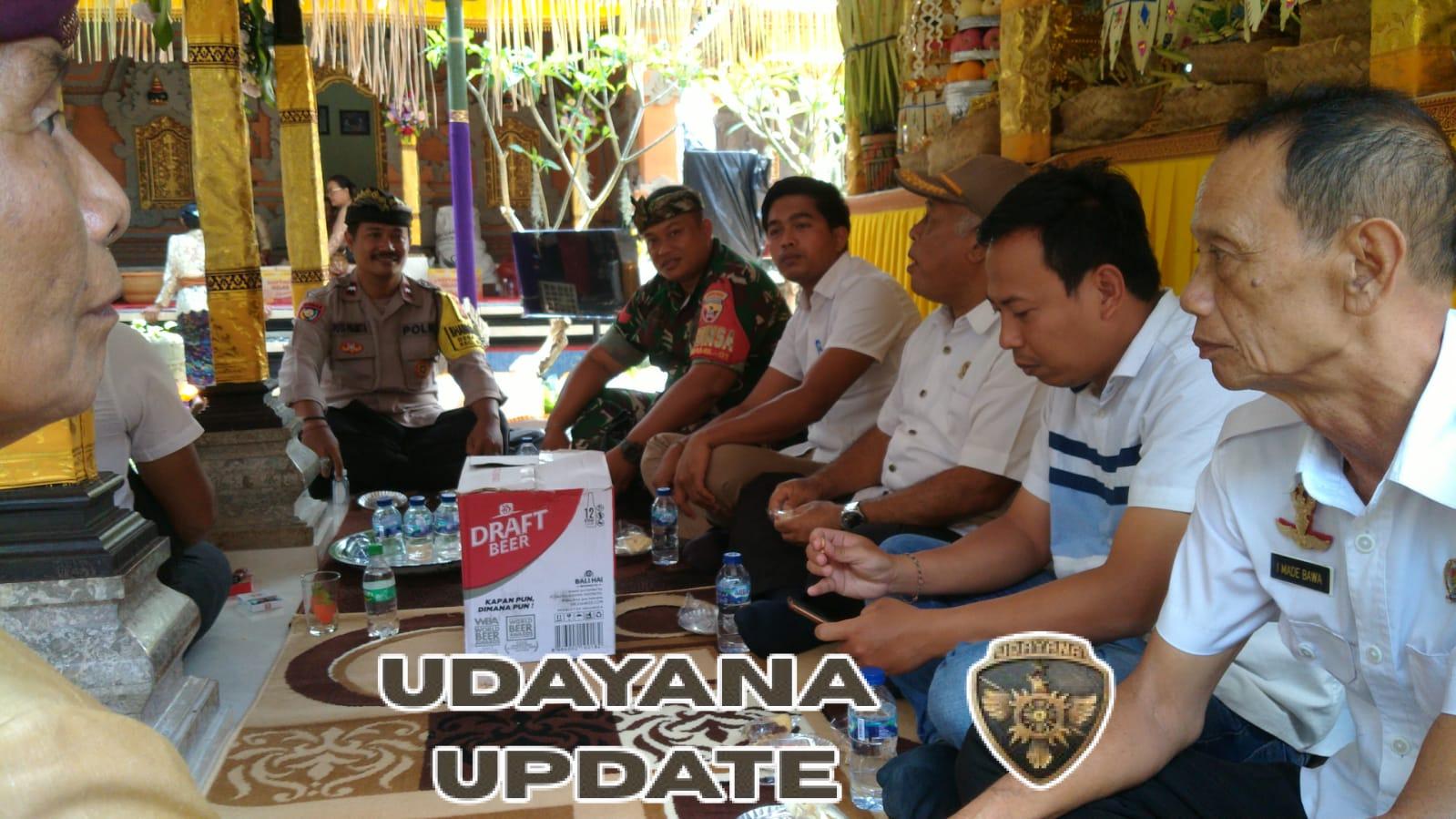 Wujud Kedekatan, Babinsa dan Bhabinkamtibmas Dukung Acara Pernikahan Warga