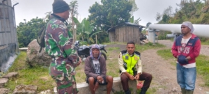 Babinsa Koramil 1602-01/Ende Tingkatkan Kamtibmas Lewat Komsos dan Pamwil di Dusun Leledala