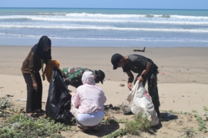 Kodim 1621/TTS Gelar Karya Bakti Dalam Rangka HUT ke-80 TNI di Pantai Oetune