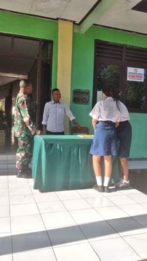 Sertu Soleman Missa dan Guru Bersama Tertibkan Siswa